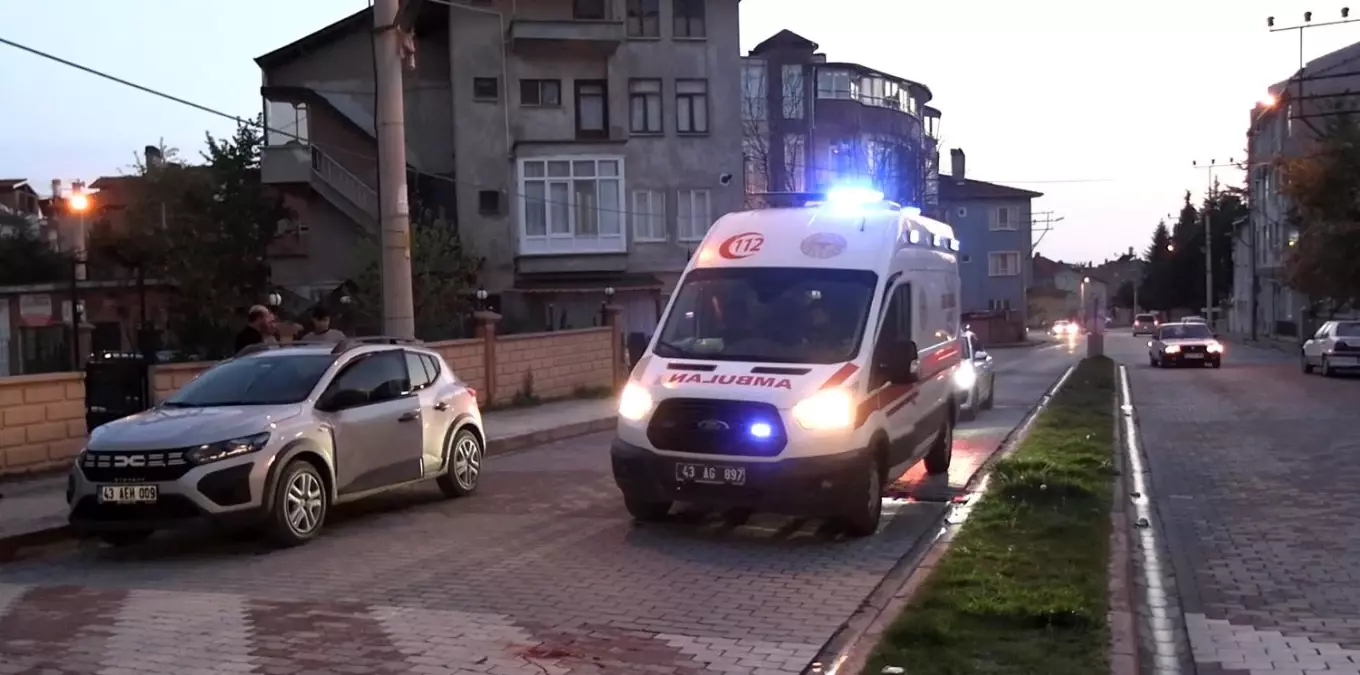 Kütahya'da Otomobil ile Motosiklet Çarpıştı: 2 Yaralı
