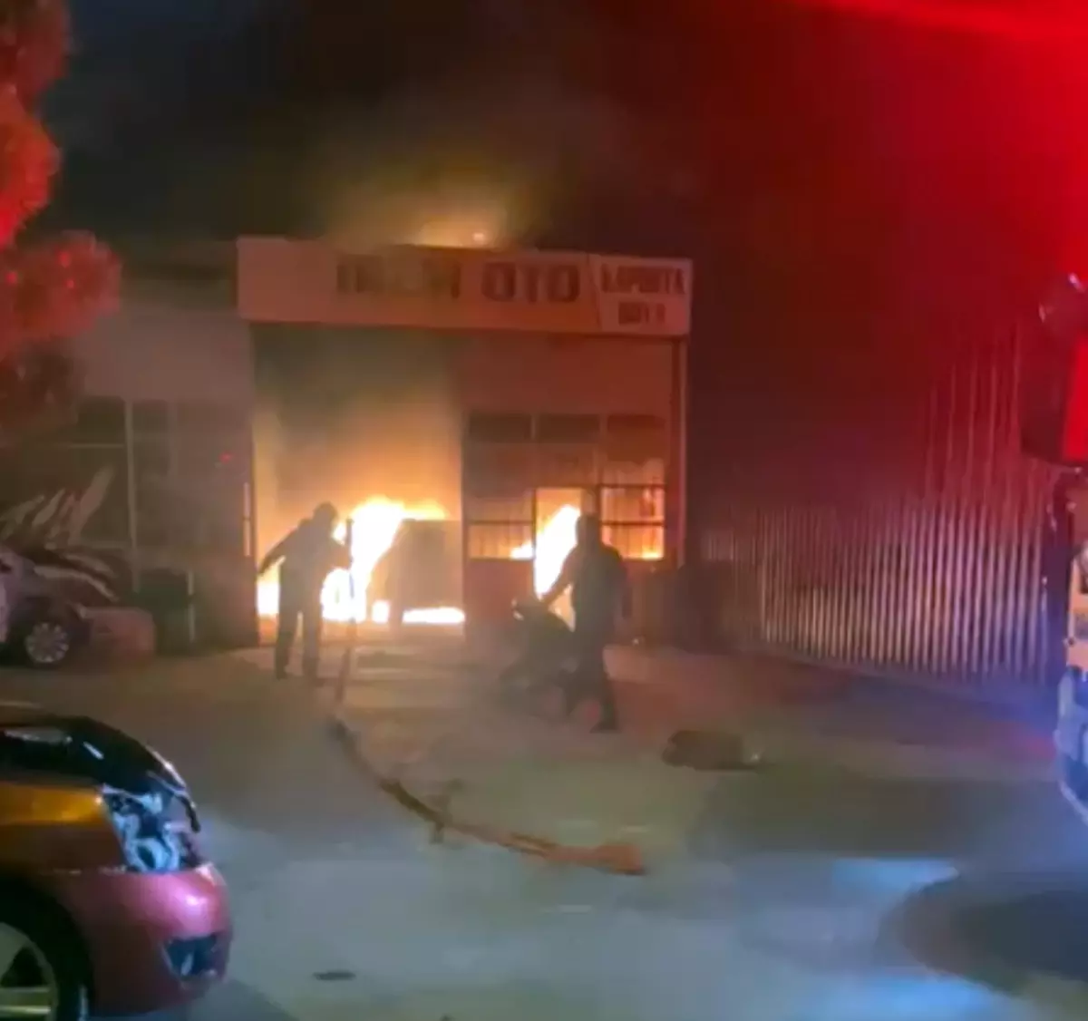 Çorlu'da Oto Kaporta Atölyesinde Yangın: 6 Araç Kullanılamaz Hale Geldi