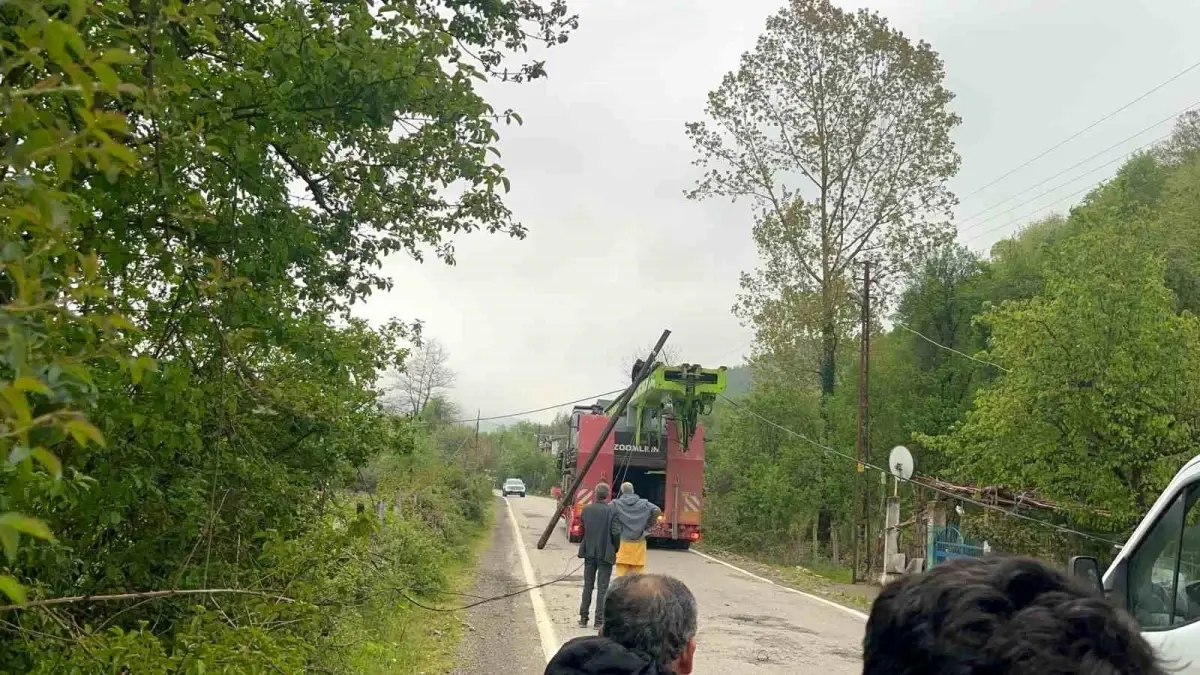 Bartın'da Tırın Kabloya Takılması Sonucu Trafik Felç Oldu