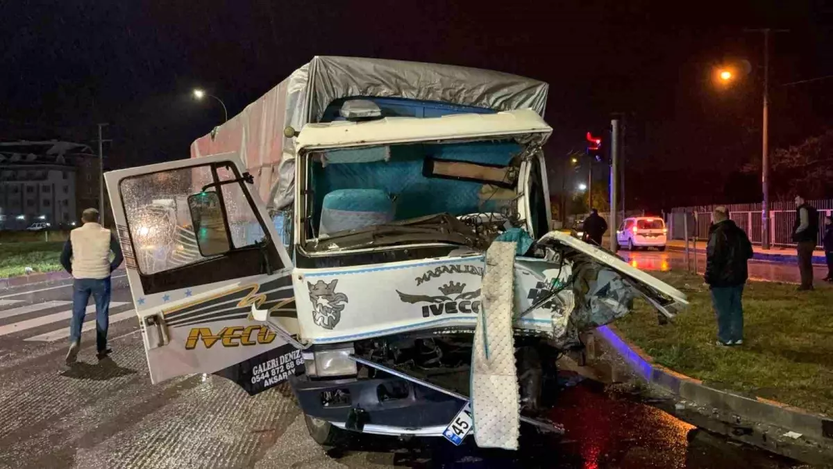 Afyonkarahisar'da Tır ve Kamyon Çarpıştı: 2 Yaralı