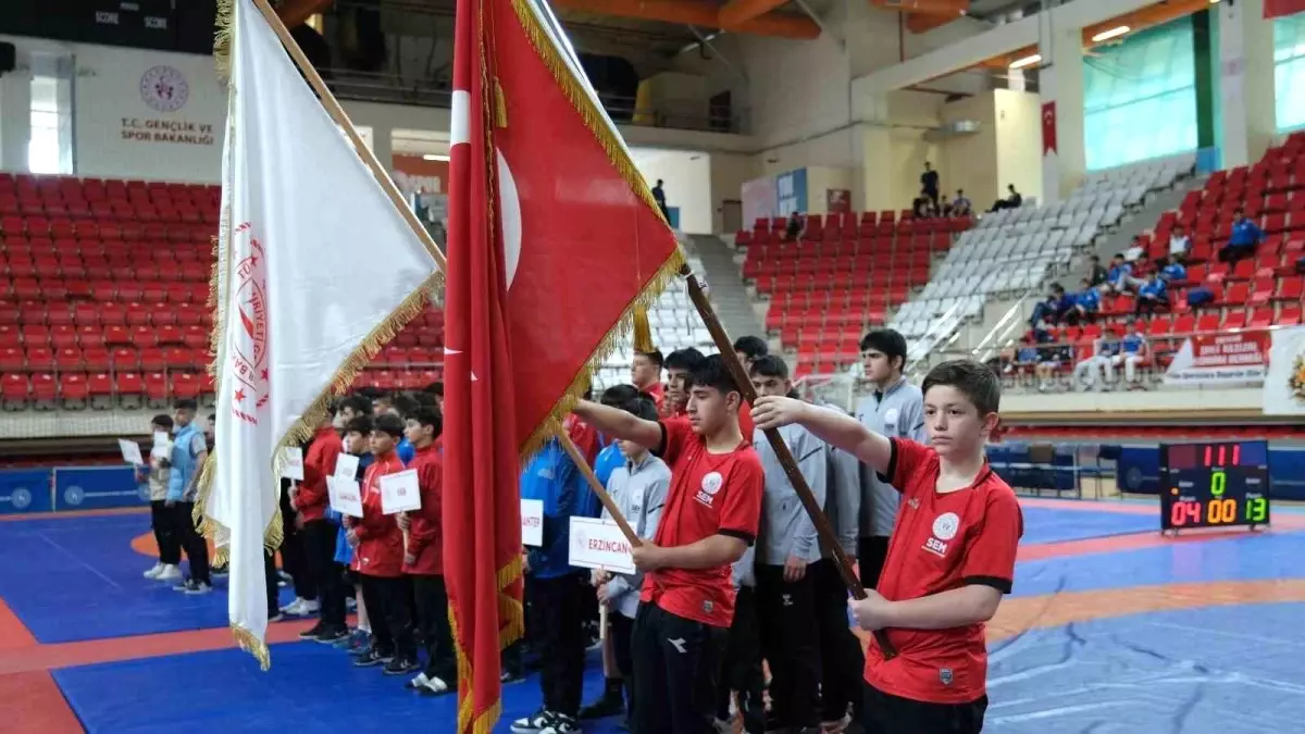 Erzincan'da U15 Türkiye Güreş Grup Müsabakaları Başladı