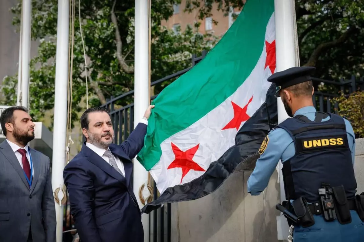 Yeni bayrak ilk kez BMGK'da göndere çekildi! Suriye'den tarihi oturumda kritik İsrail uyarısı
