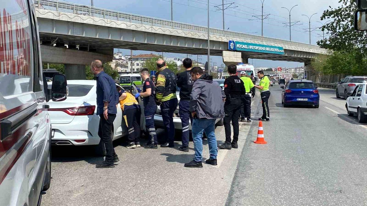 Kocaeli D100 Karayolu'nda Zincirleme Trafik Kazası: 3 Yaralı