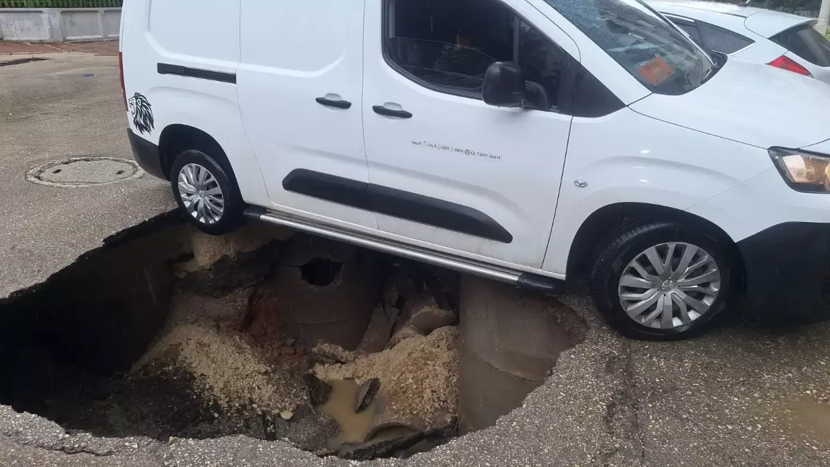 Adana'da Yağış Sonrası Yol Çöktü, Dolu Zarara Yol Açtı