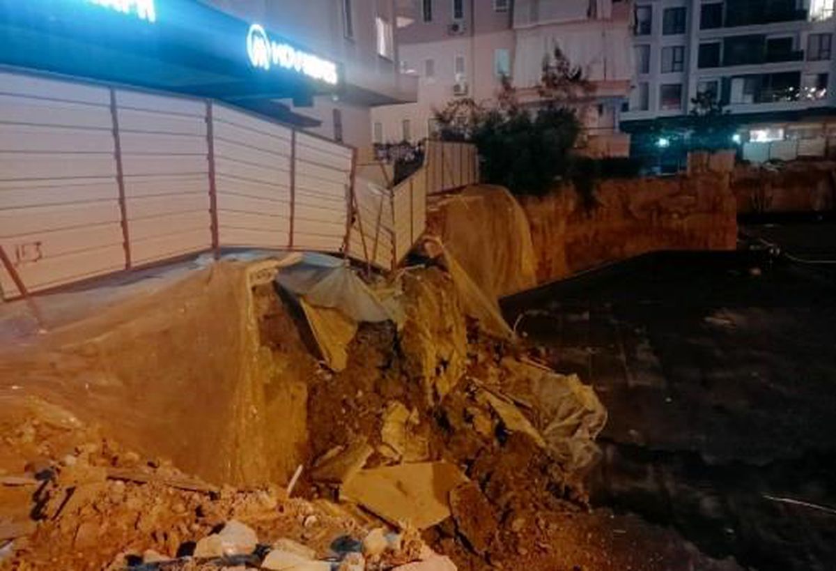 Alanya'da İnşaatın Koruma Duvarı Toprak Kaymasıyla Yıkıldı