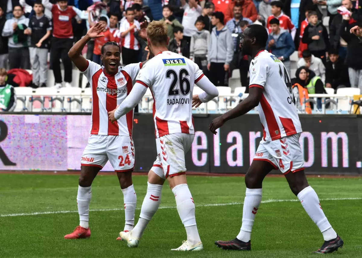 Sivasspor, Antalyaspor'u 2-0 ile Geçti