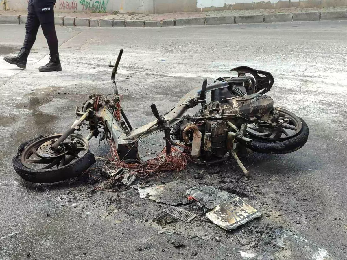 Bahçelievler'de Motosiklet Yangını: Motosiklet Kullanılamaz Hale Geldi