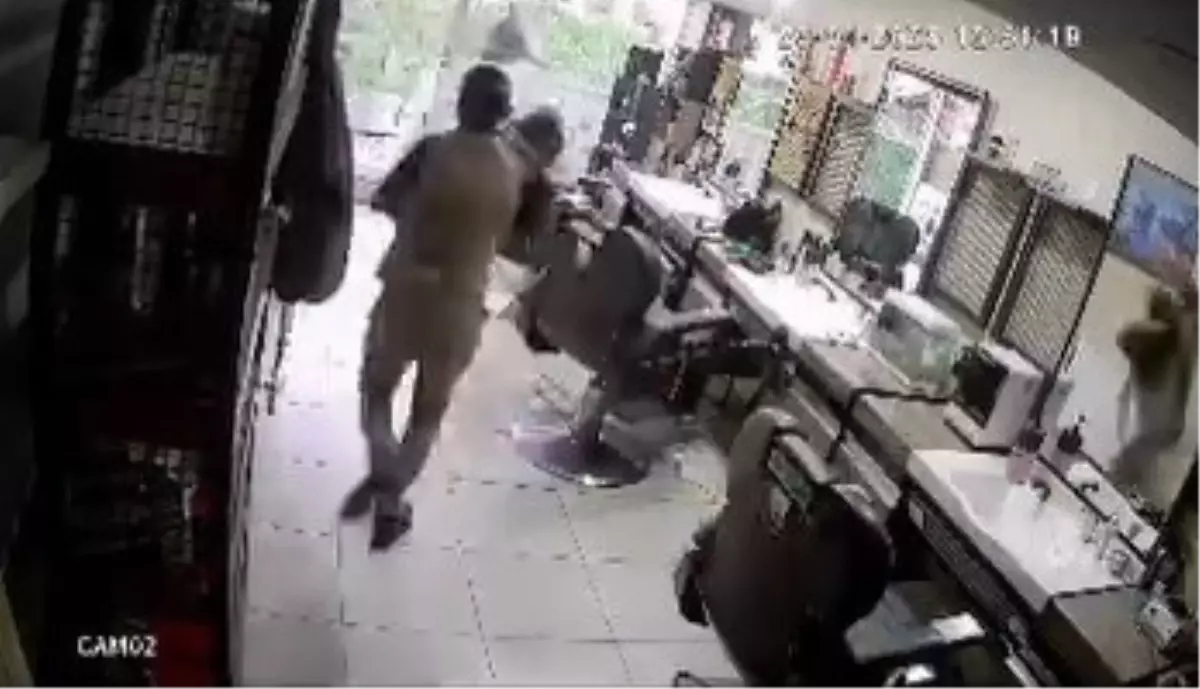 Silivri'deki Depremde Berberde Unutulan Oğul Kurtarıldı