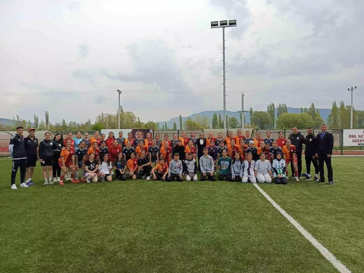 Galatasaray U17 Kadın Futbol Takımı Bilecik'te Dostluk Maçı Yaptı