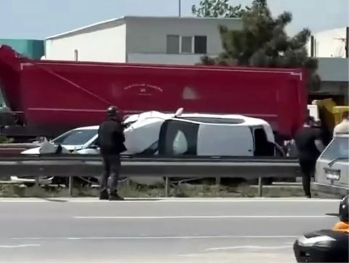Sakarya'da Trafik Kazası: İki Otomobil Çarpıştı