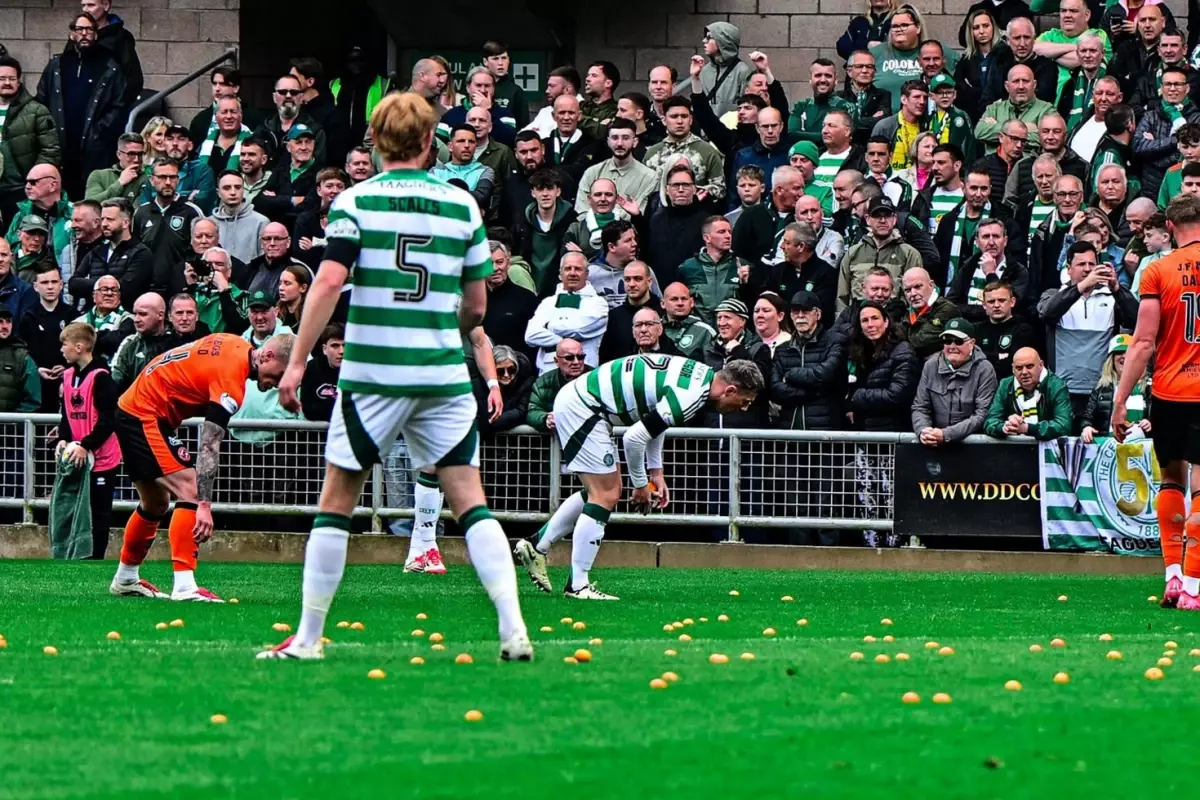 Celtic taraftarından ilginç protesto! 5 gollü maçta sahaya mandalina attılar