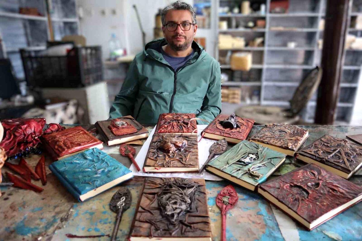 Çorumlu Usta, Deri Ciltleme Sanatıyla Defterleri Sanata Dönüştürüyor