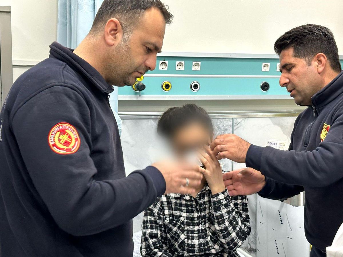 Şanlıurfa'da Göz Kapağını Fermuara Sıkıştıran 15 Yaşındaki Kız Hastaneye Kaldırıldı