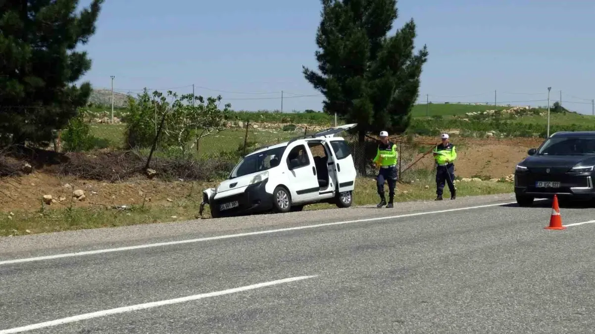 Batman'da Kontrolden Çıkan Araç Şarampole Yuvarlandı: 2 Yaralı