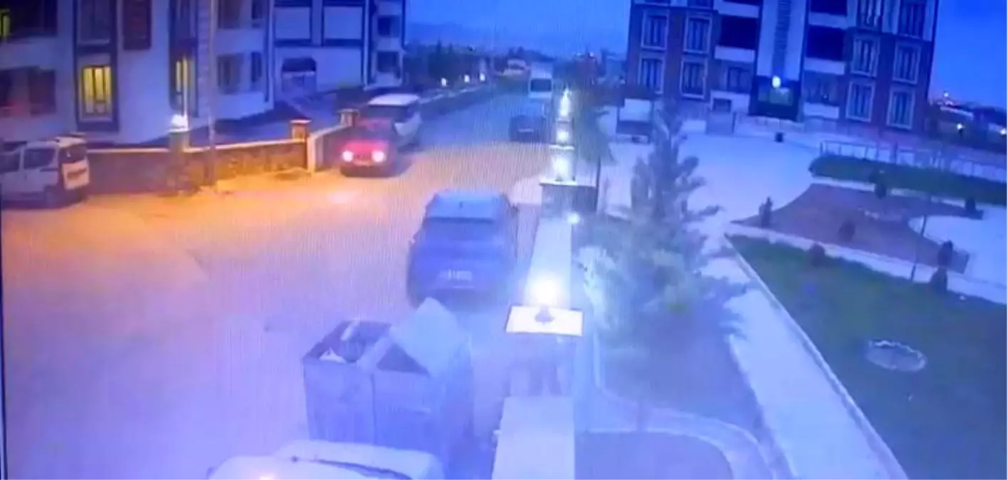 Elazığ'da Geri Manüevra Yapan Araç, Park Halindeki Araca Çarptı
