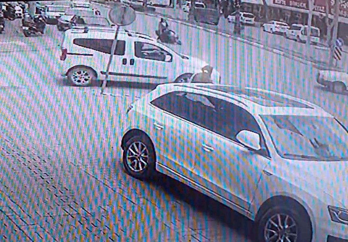 Dönüş Yasağına Rağmen Dönmek İsteyen Otomobile Çarpmamak İçin Motosikletini Deviren Genç Kız Kazayı Yaralanmadan Atlattı