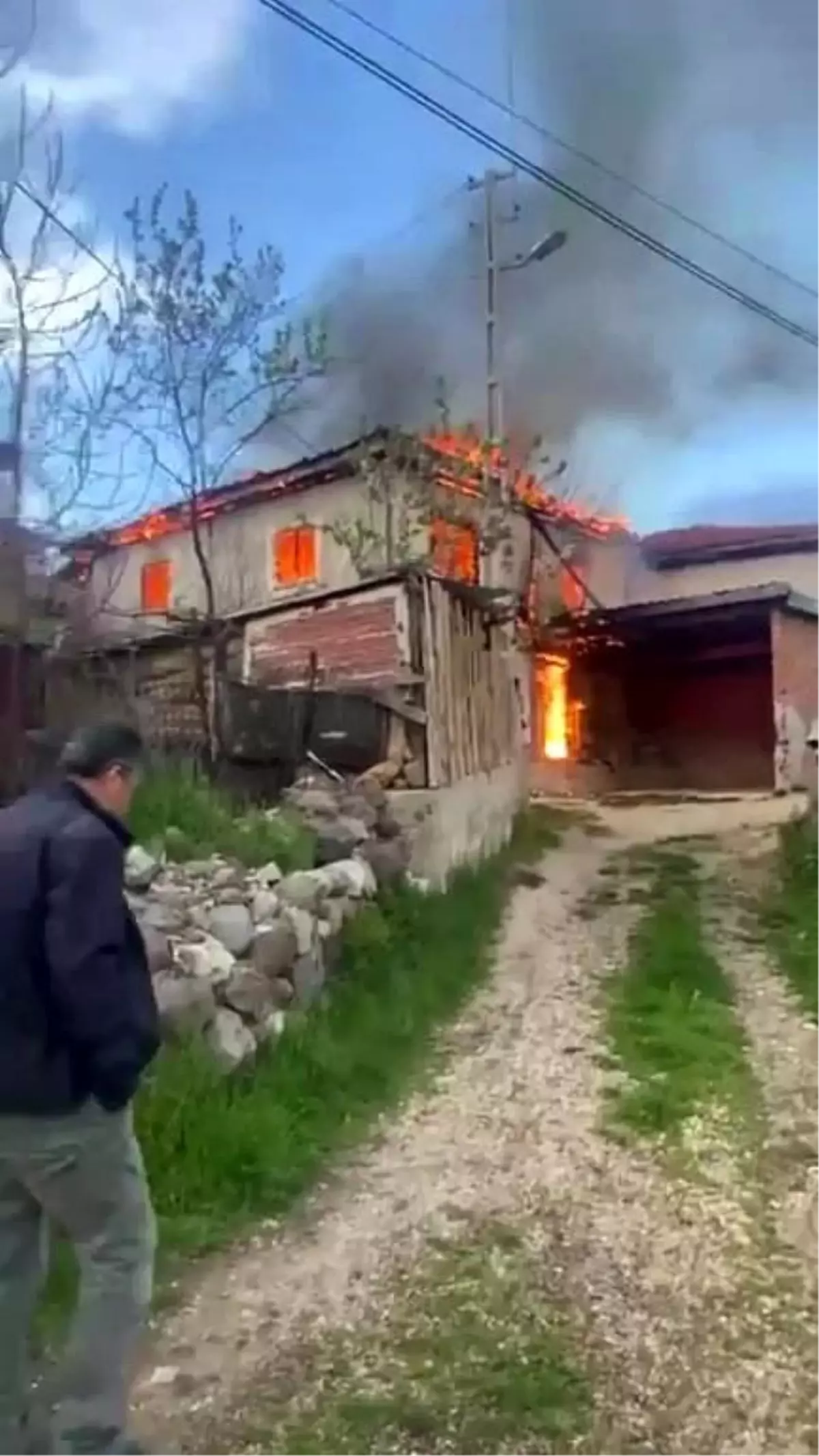 Karabük'te İki Katlı Ev Yangında Kullanılamaz Hale Geldi