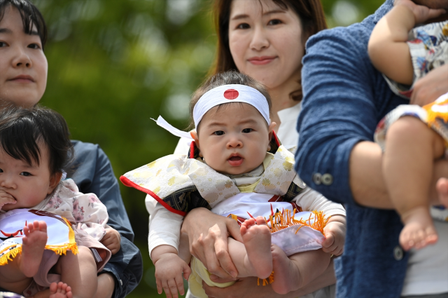 An interesting century-old tradition in Japan, the first crying baby won