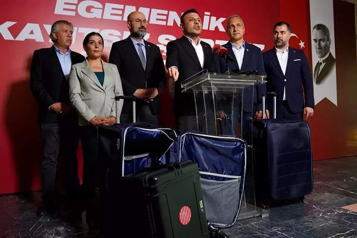 Kameralar önünde açtı! Özgür Çelik sır valizlerin içinde ne olduğunu açıkladı