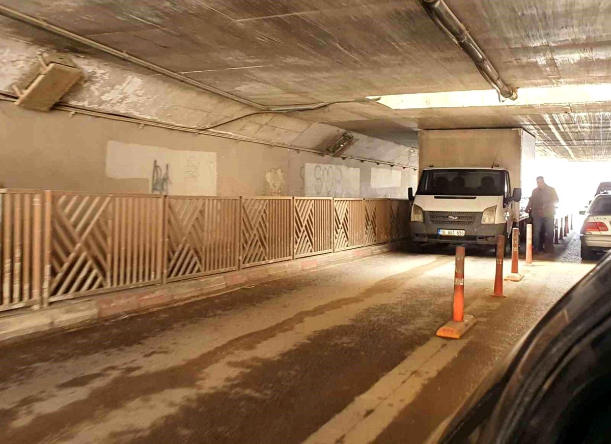 Bursa'da Kamyonet Alt Geçitte Sıkıştı
