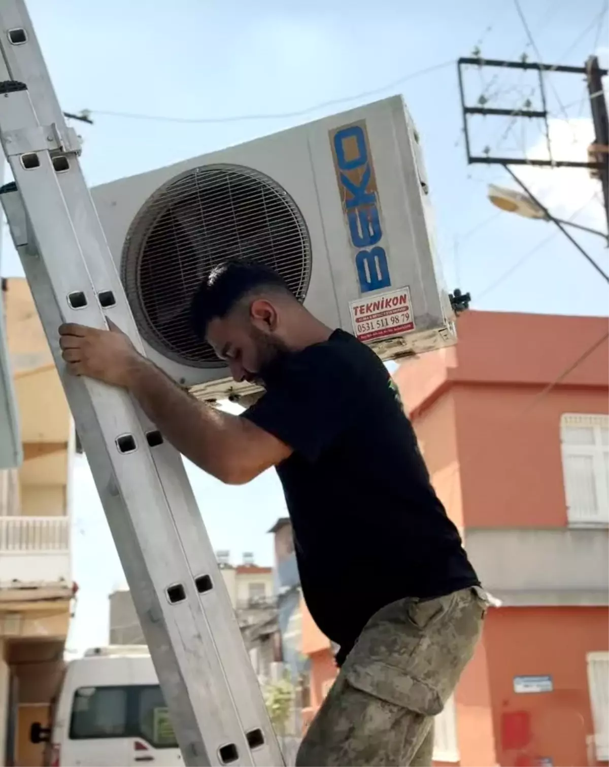 Adana'da Klima Montajı Sırasında Düşen Usta Yaralandı