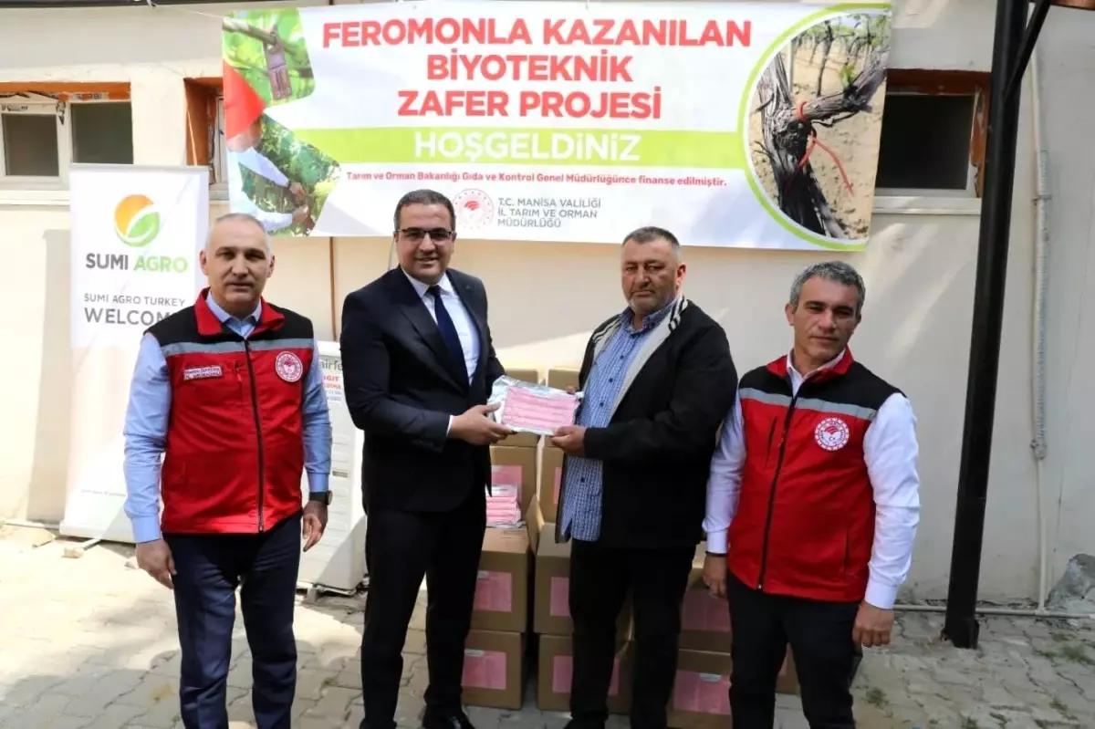 Manisa'da Üzüme Feromon Tuzağı Dağıtımıyla Çevre Dostu Tarım Destekleniyor