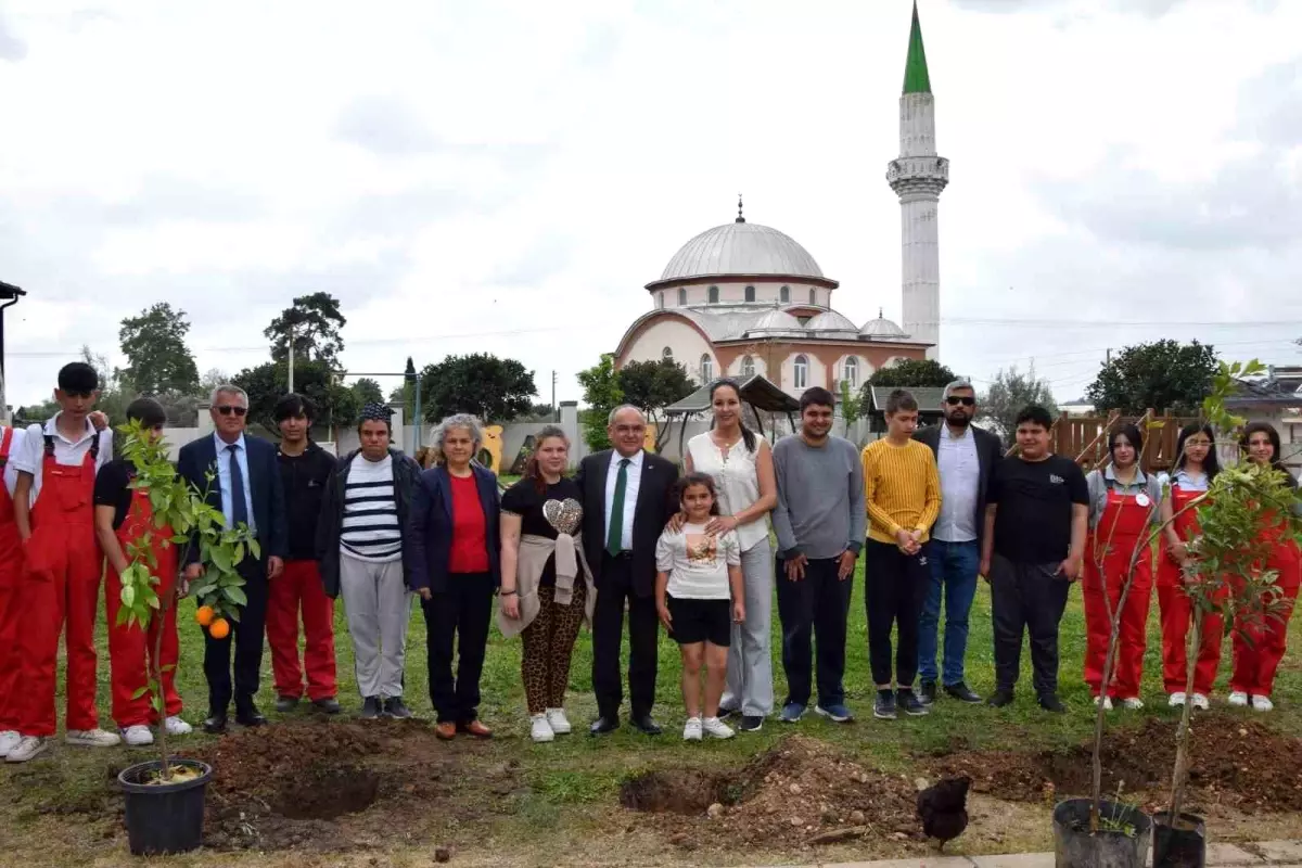 Öğrencilerden Otizmli Bireylere Fidan Dikimi