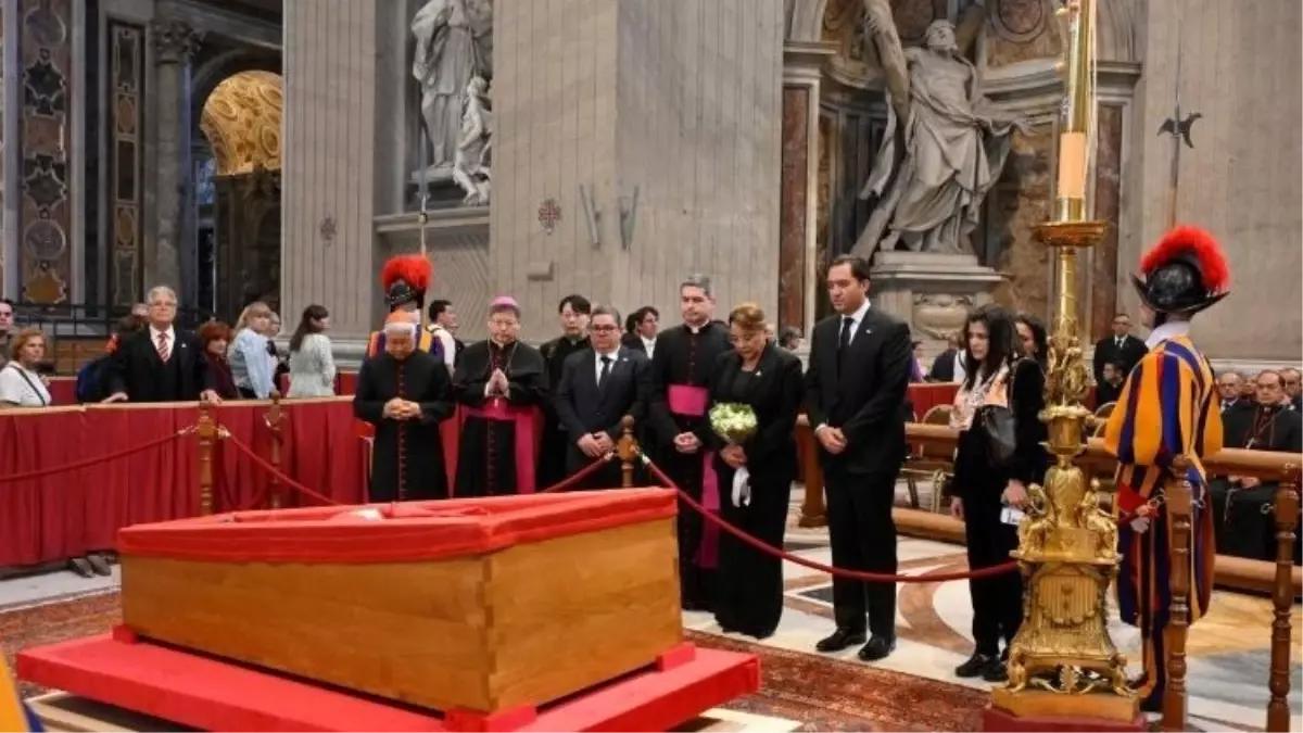 Papa Franciscus için Vatikan'da Cenaze Töreni Düzenlendi
