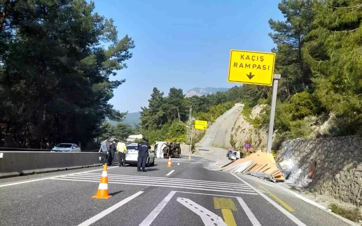 Muğla-Antalya Karayolu'nda Freni Patlayan Kamyon Kazaya Neden Oldu