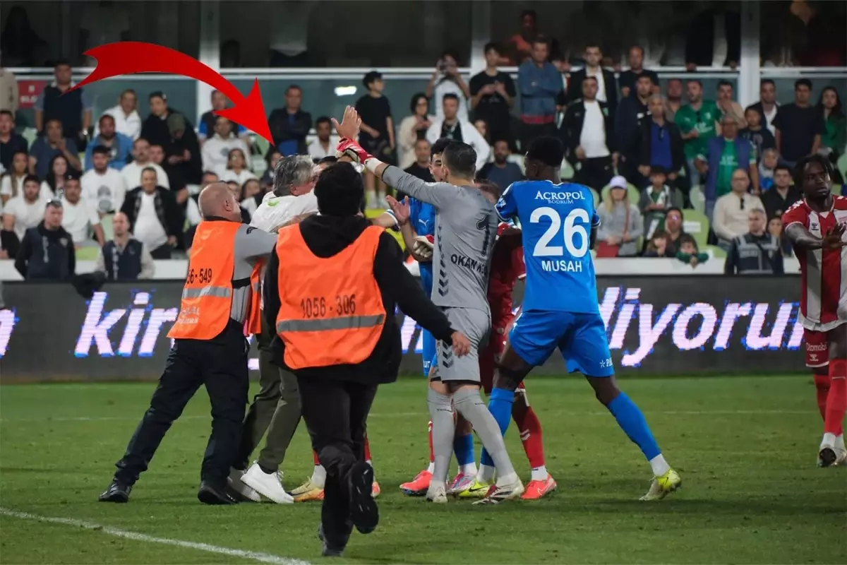Hakem kararlarına isyan eden Bodrum FK yöneticisi Caner Tuna, bir anda sahaya daldı