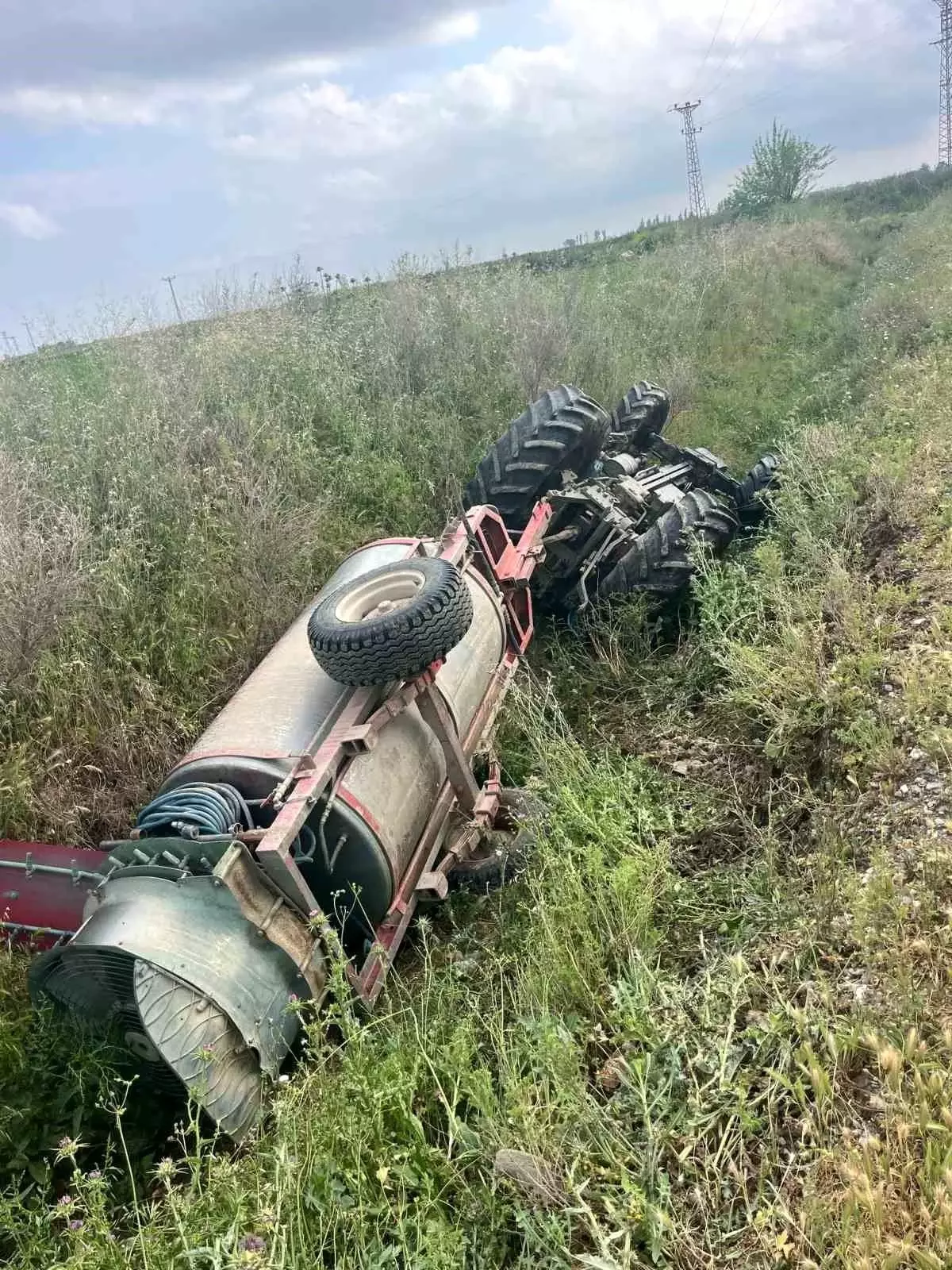 Adana'da Devrilen Traktörün Sürücüsü Hayatını Kaybetti
