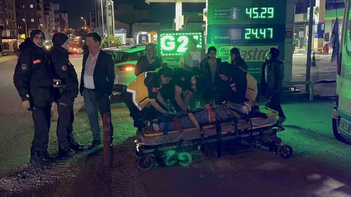 Kocaeli'de Yaya Geçidinde Otomobilin Çarpması Sonucu Kadın Yaralandı