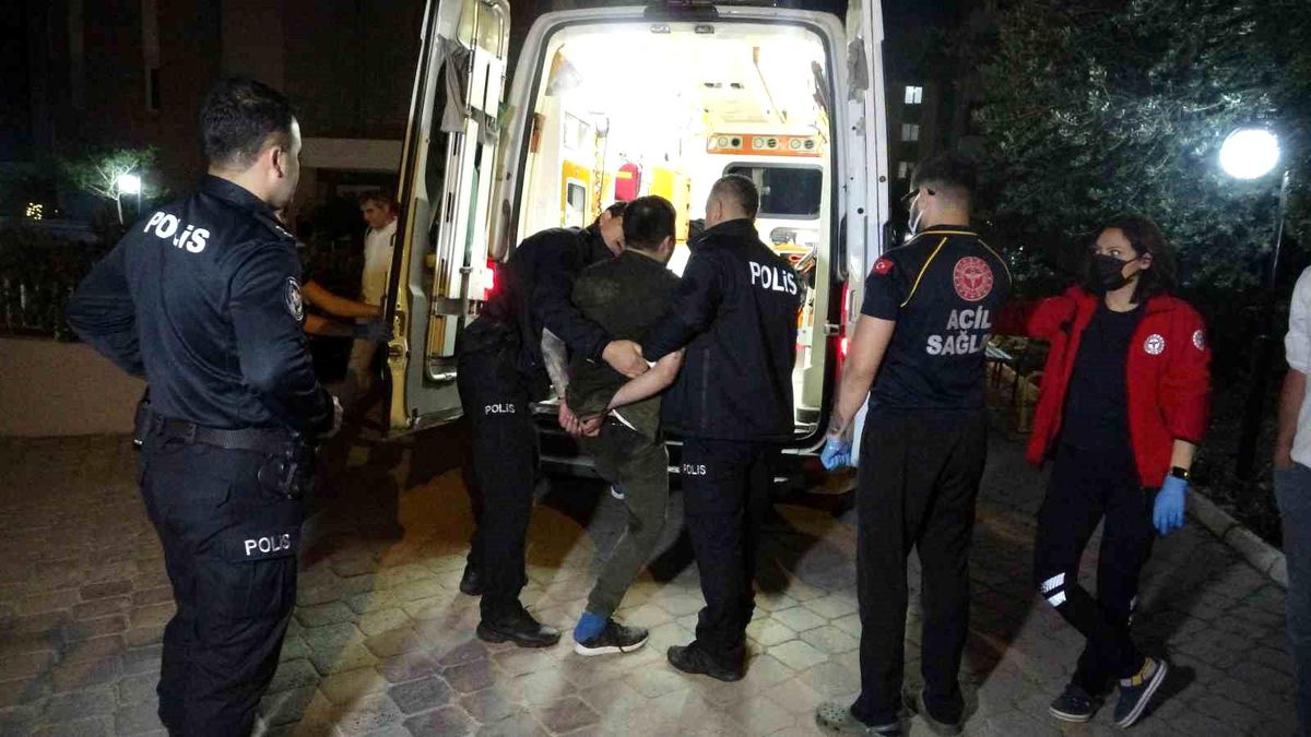 Antalya'da Psikolojik Sorunları Olan Genç, Aileyi Odaya Kilitledi