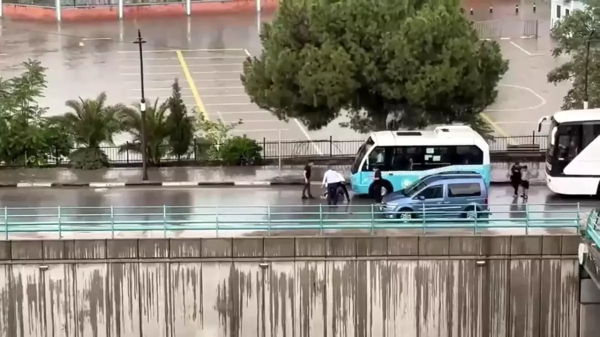 Turgutlu'da Genç Kıza Araç Çarptı