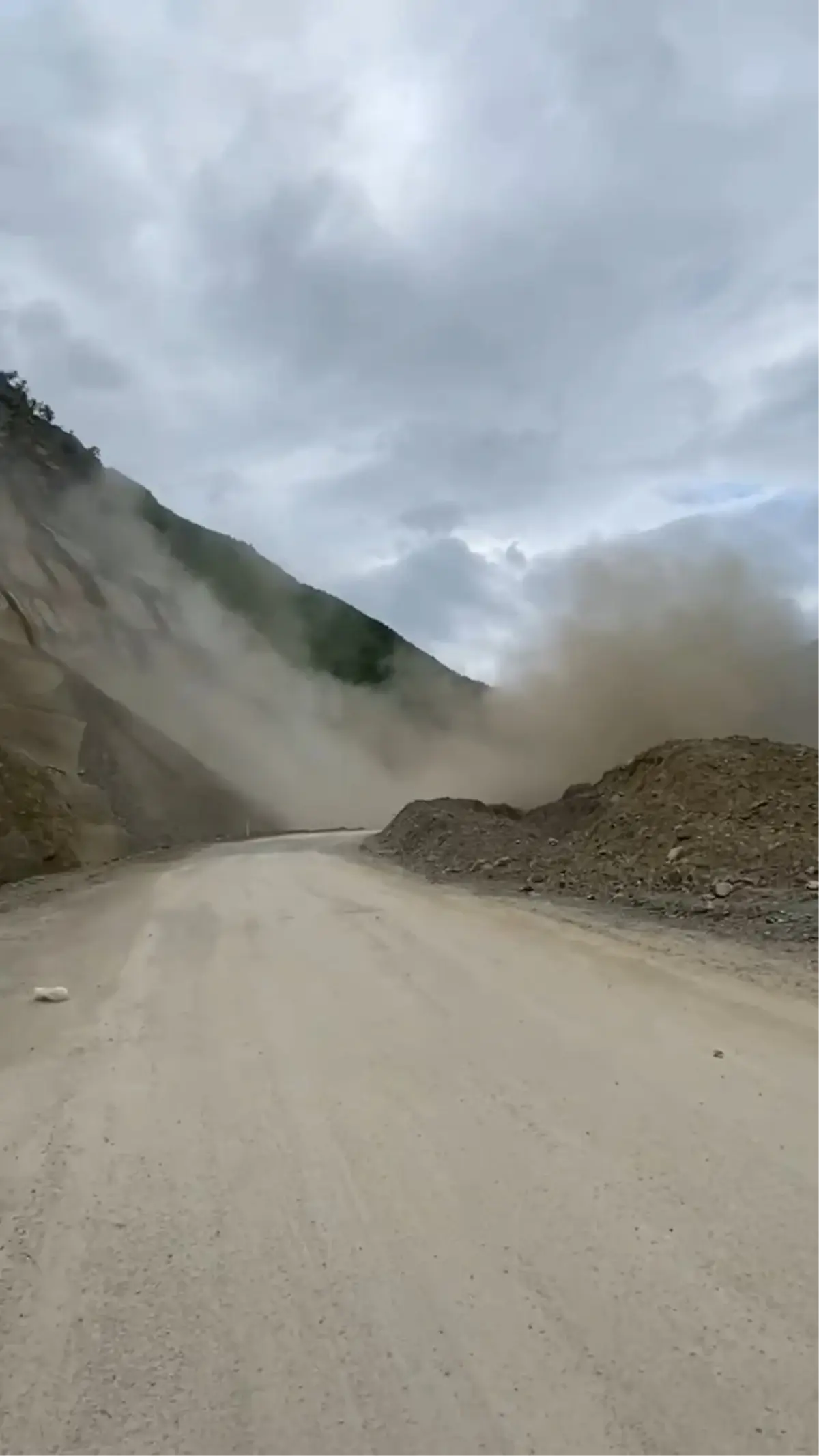 Şavşat'ta Heyelan: Yolu Ulaşıma Kapattı