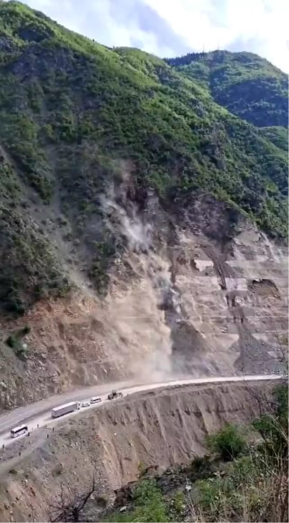 Artvin-Şavşat Karayolu'nda Üçüncü Heyelan: Yol Kapandı