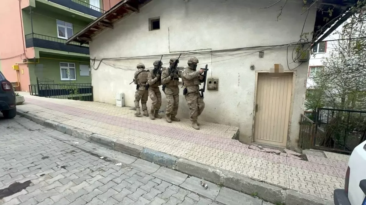 Silah Kaçakçılığı Operasyonu: 9 Gözaltı ve Çok Sayıda Ele Geçirilen Silah