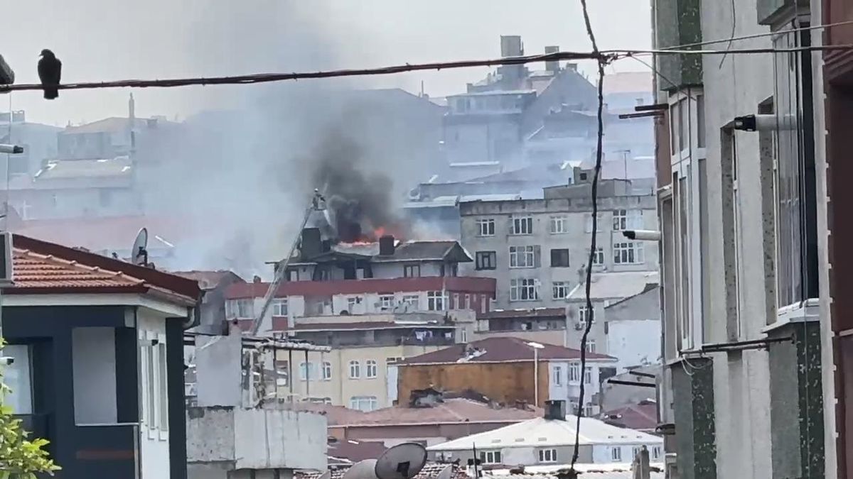 Bağcılar'da binanın çatısında yangın - 1
