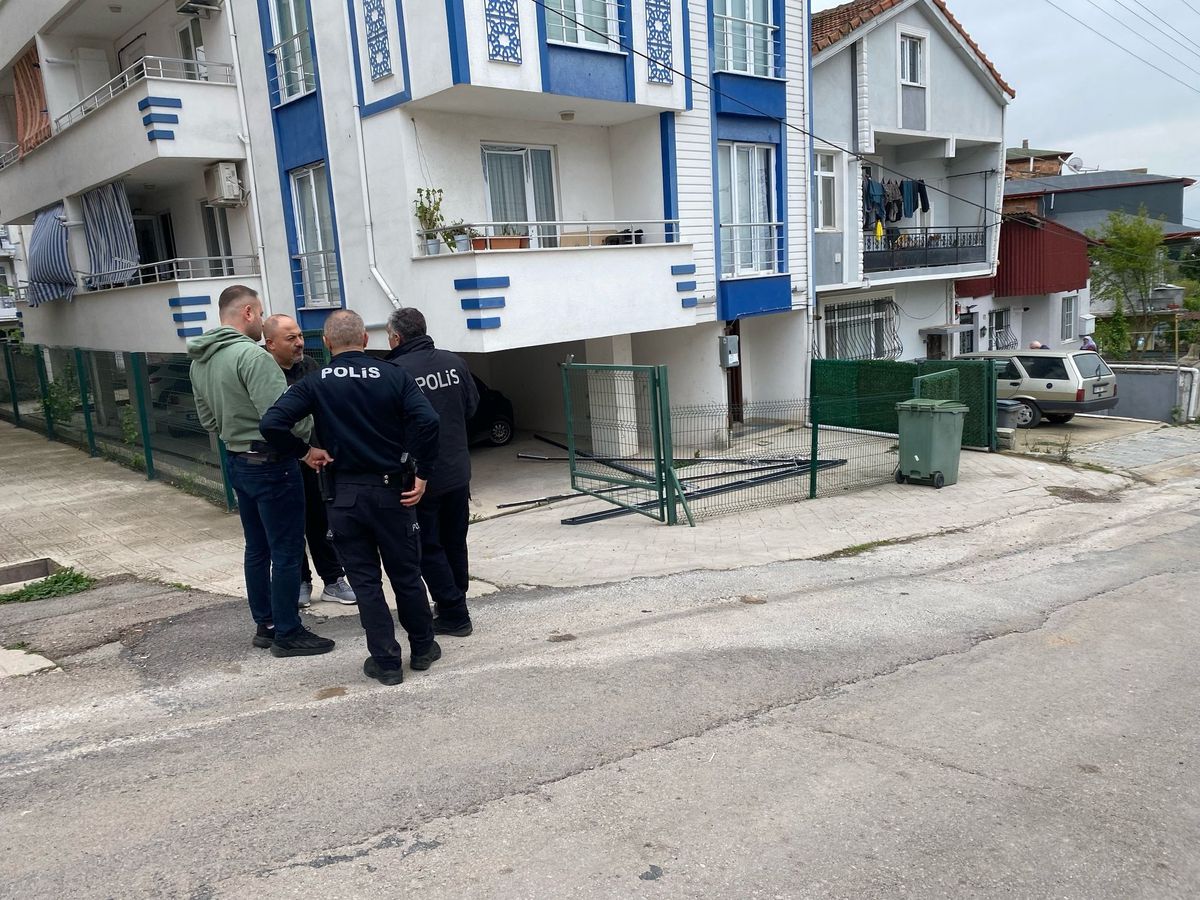 Kocaeli'de Yüksek Gerilim Hattına Temas Eden Demir Profil, 3 Kişiyi Ağır Yaraladı