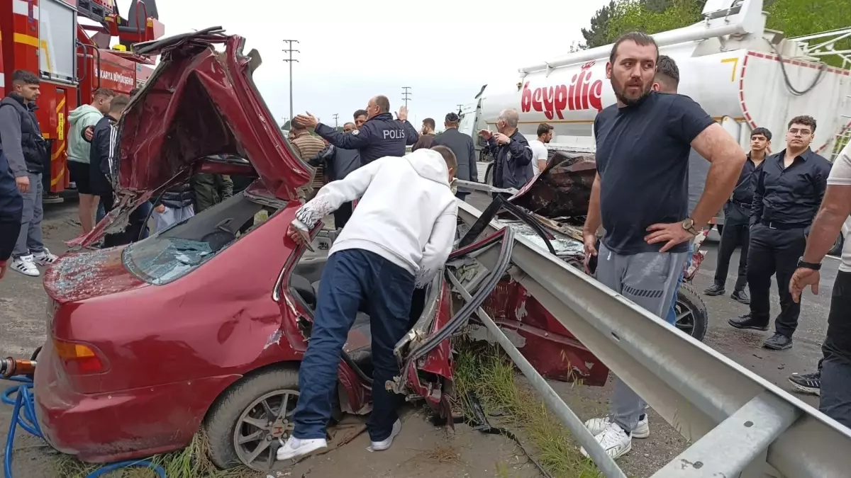 Sakarya'da Bariyere Çarpan Otomobilde 2 Kişi Ağır Yaralandı