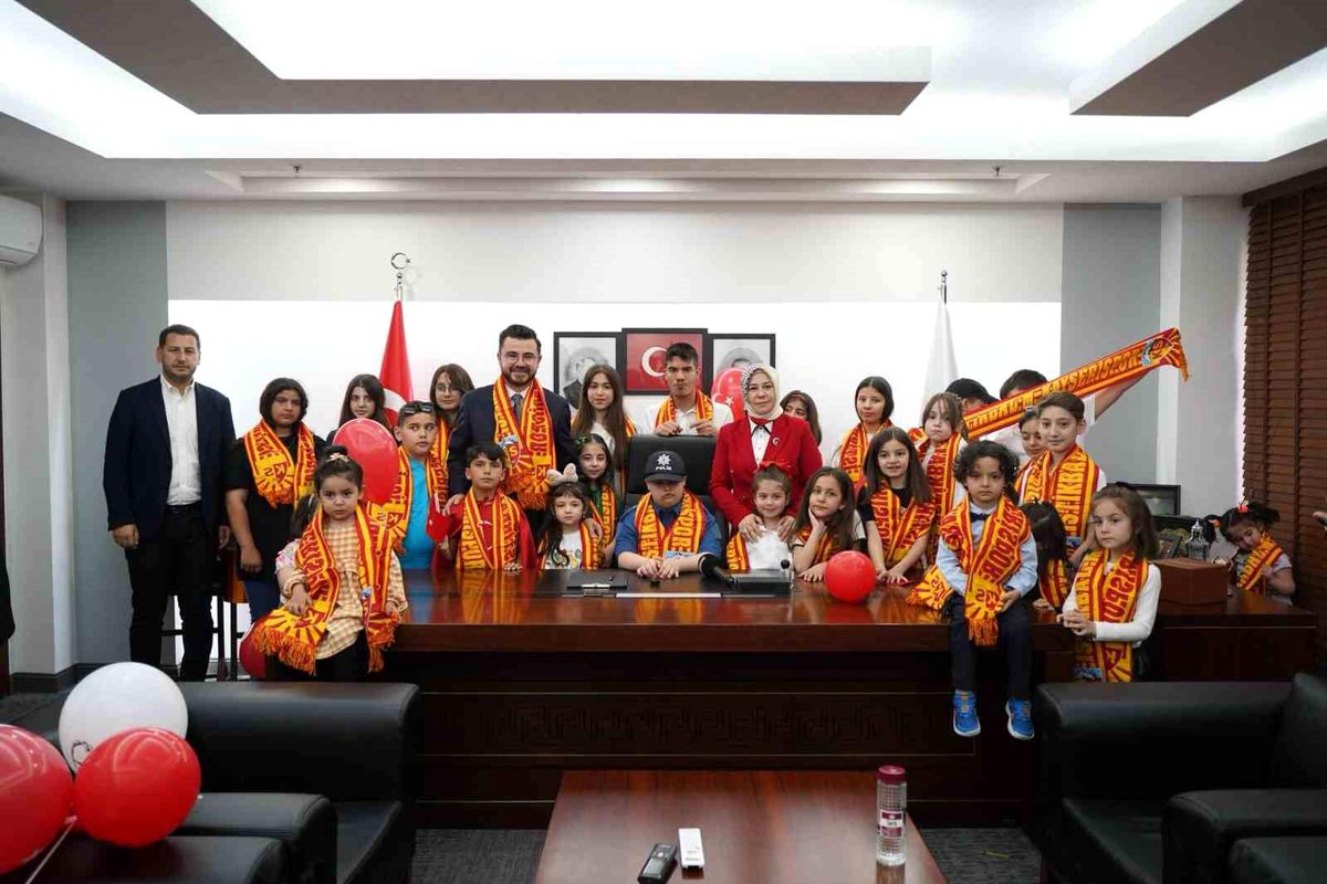 AK Parti Kayseri İl Başkanı'ndan Çocuklara Kayserispor Atkısı