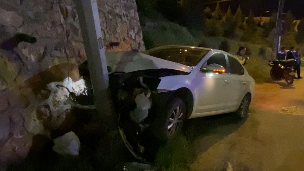 Elazığ'da Aydınlatma Direğine Çarpan Otomobilde İki Yaralı