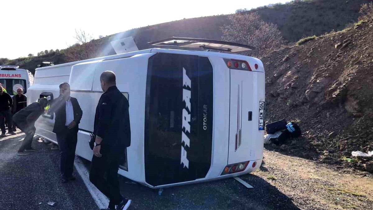 Elazığ-Diyarbakır kara yolunda midibüs devrilmesi sonucu meydana gelen trafik kazasında çok sayıda yaralı olduğu öğrenildi.