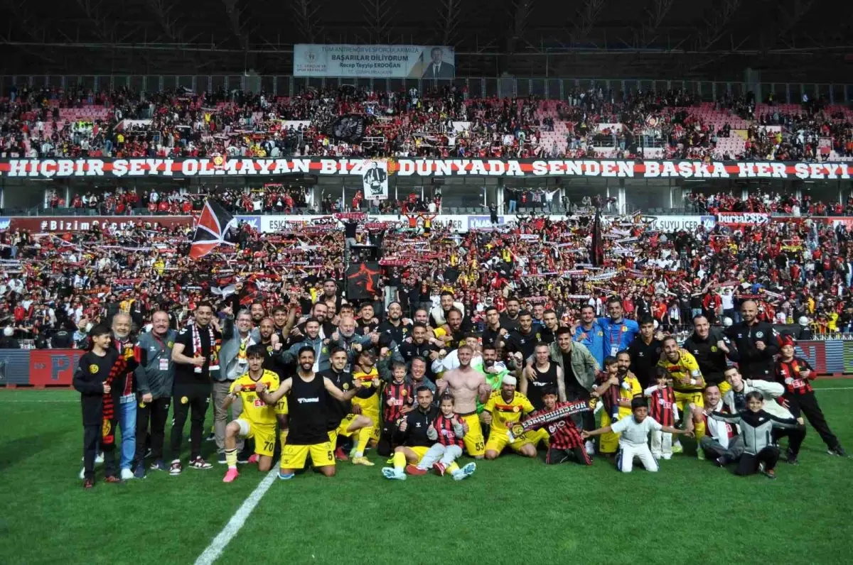 Eskişehirspor, Rekor Taraftar Önünde Akşehirspor'u Yenerek Şampiyonluğa Yaklaştı