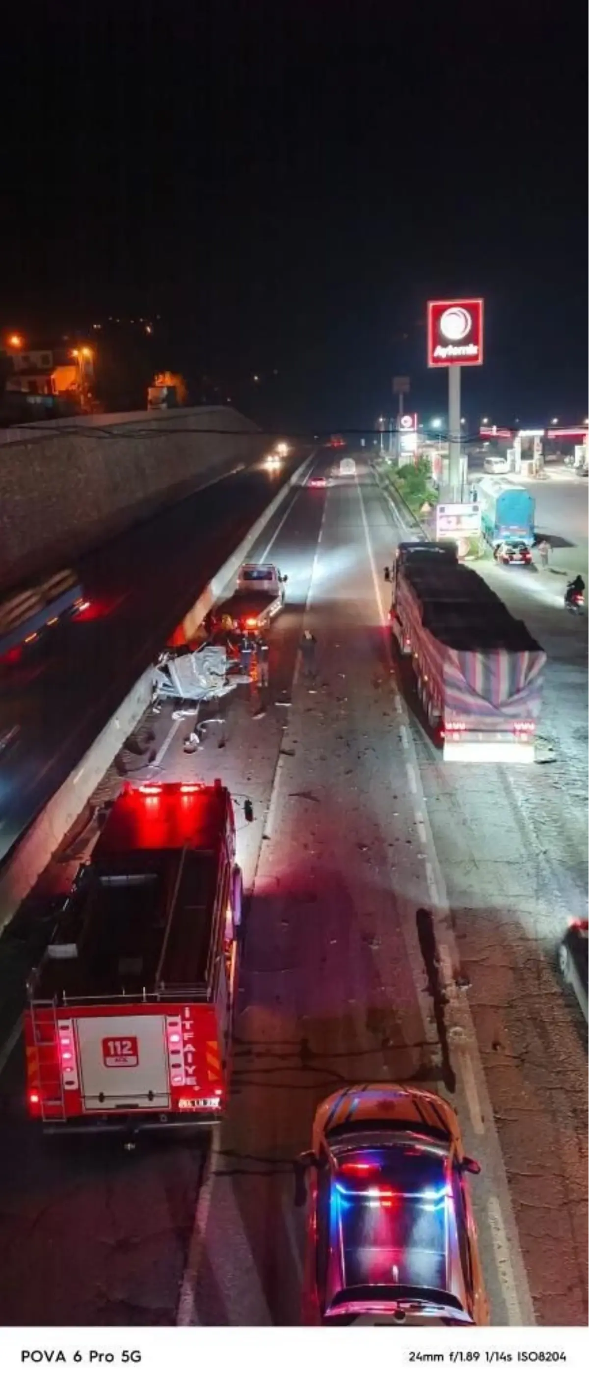 Sakarya'da TIR'a Çarpan Hafif Ticari Araçta Kaza: 1 Ölü, 1 Yaralı