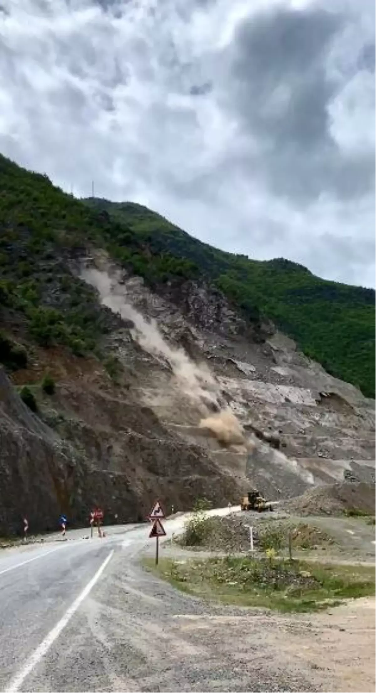 Artvin-Şavşat Karayolu'nda Heyelan Anı Kamerada