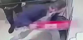 İki küçük çocuğunu da yanına alıp eski eşinin iş yerini bastı