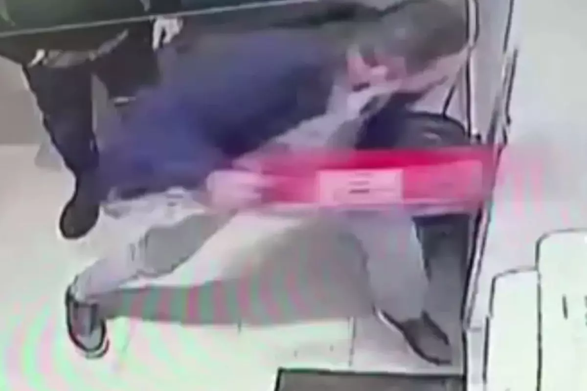 İki küçük çocuğunu da yanına alıp eski eşinin iş yerini bastı