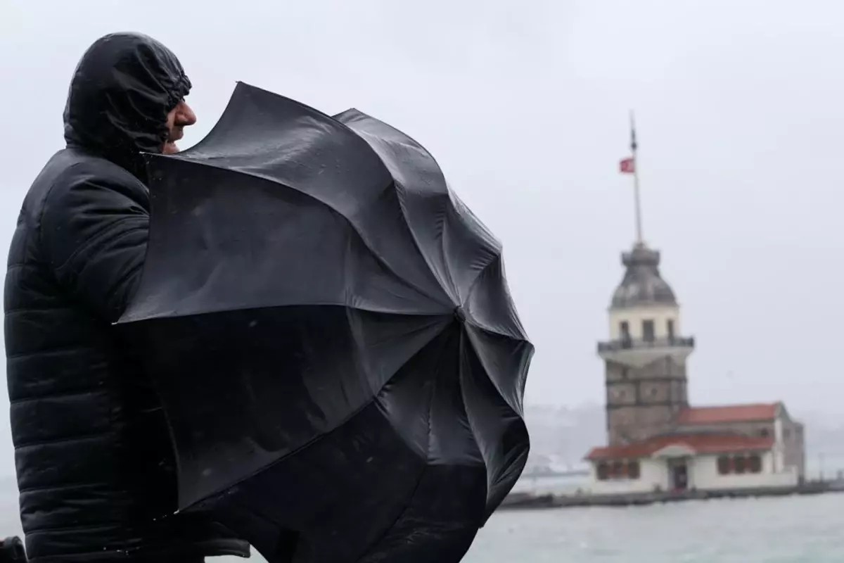 İstanbul Valiliğinden fırtına uyarısı! Saat verildi