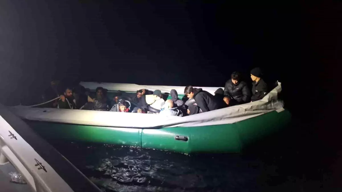 İzmir Açıklarında 22 Düzensiz Göçmen Kurtarıldı